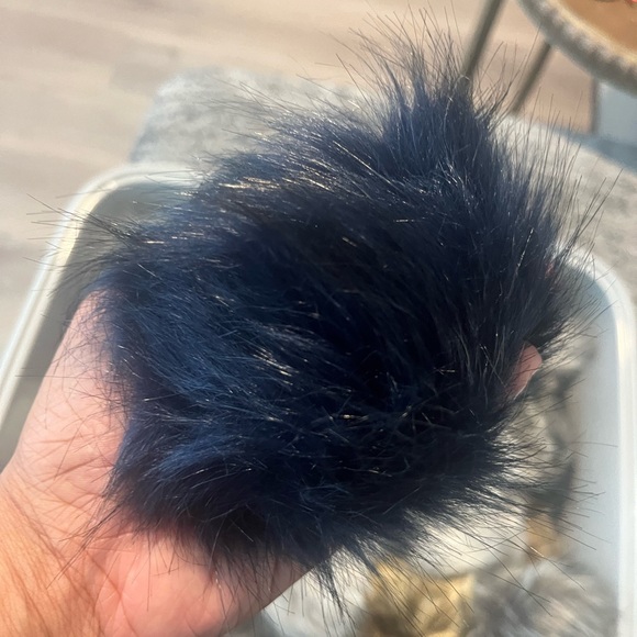 20 to 30 fur poms - Picture 4 of 5